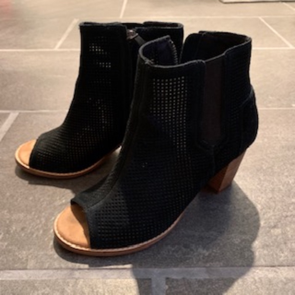 NWOT Tom’s Majorica Peeps Ankle Boots Black 7.5